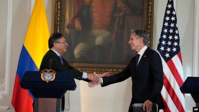 El secretario de Estado de EEUU, Antony Blinken, saluda al presidente colombiano Gustavo Petro durante un encuentro en Bogotá, el 3 de octubre de 2022.