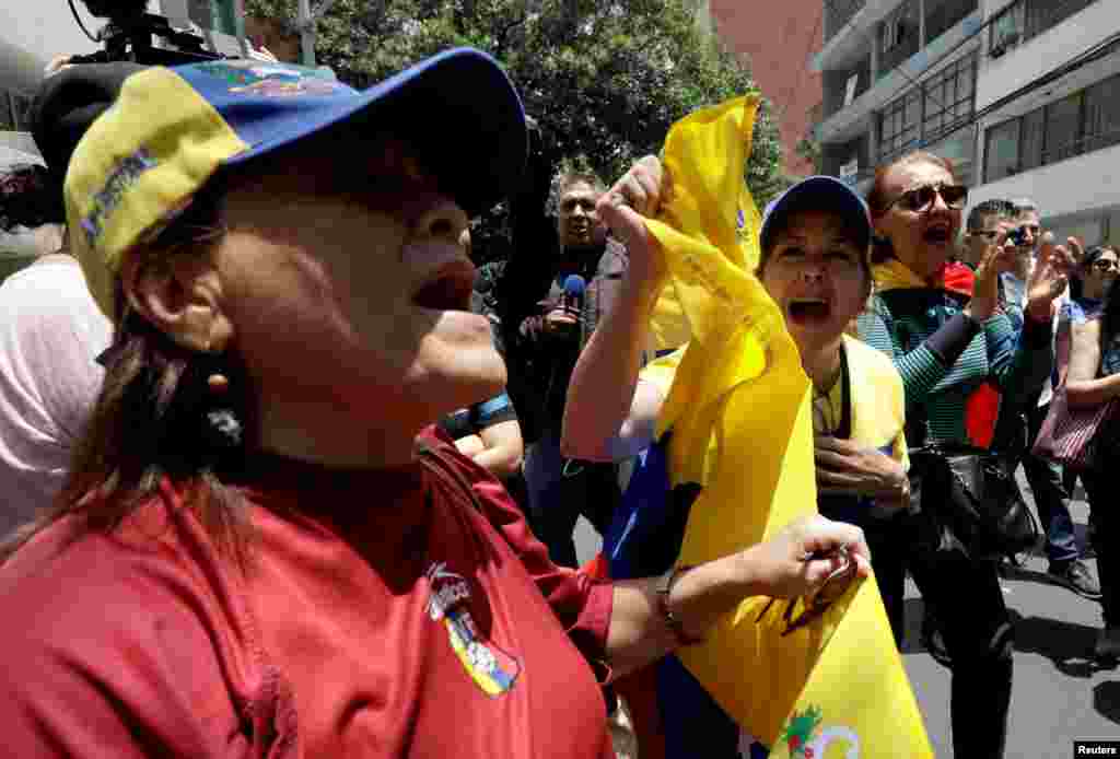Manifestantes a favor de Juan Guaidó protestan frente a la embajada de Venezuela en la Ciudad de México, el martes 30 de abril de 2019.