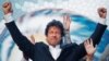 عمران خان حین سخنرانی در لاهور به زمین افتاد