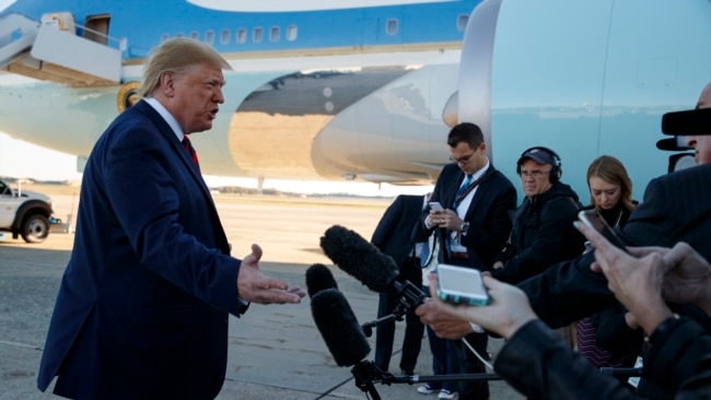 特朗普在登上“空军一号”专机前往芝加哥参加国际警察局长协会大会之前对记者讲话。(2019年10月28日)