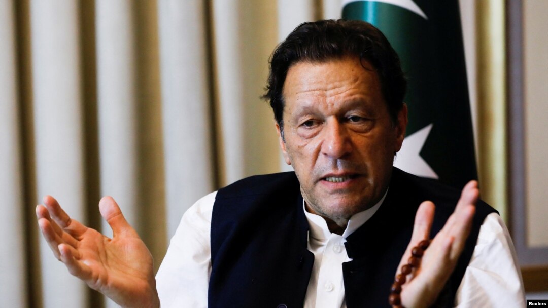 تېره ورځ دخپل ګوند فعالینو ته په یوه انلاین وینا کې عمران خان دخپلې وژنې تورونه بیا تکرار کړي اؤ وایي پولیس افسرانو ورته دهغه د وژنې دپلان خبره کړې ده اؤ ورته ویل شوي چې باید کشمیر یا ګلګت بلتستان ته لاړي شي