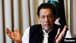 تېره ورځ دخپل ګوند فعالینو ته په یوه انلاین وینا کې عمران خان دخپلې وژنې تورونه بیا تکرار کړي اؤ وایي پولیس افسرانو ورته دهغه د وژنې دپلان خبره کړې ده اؤ ورته ویل شوي چې باید کشمیر یا ګلګت بلتستان ته لاړي شي