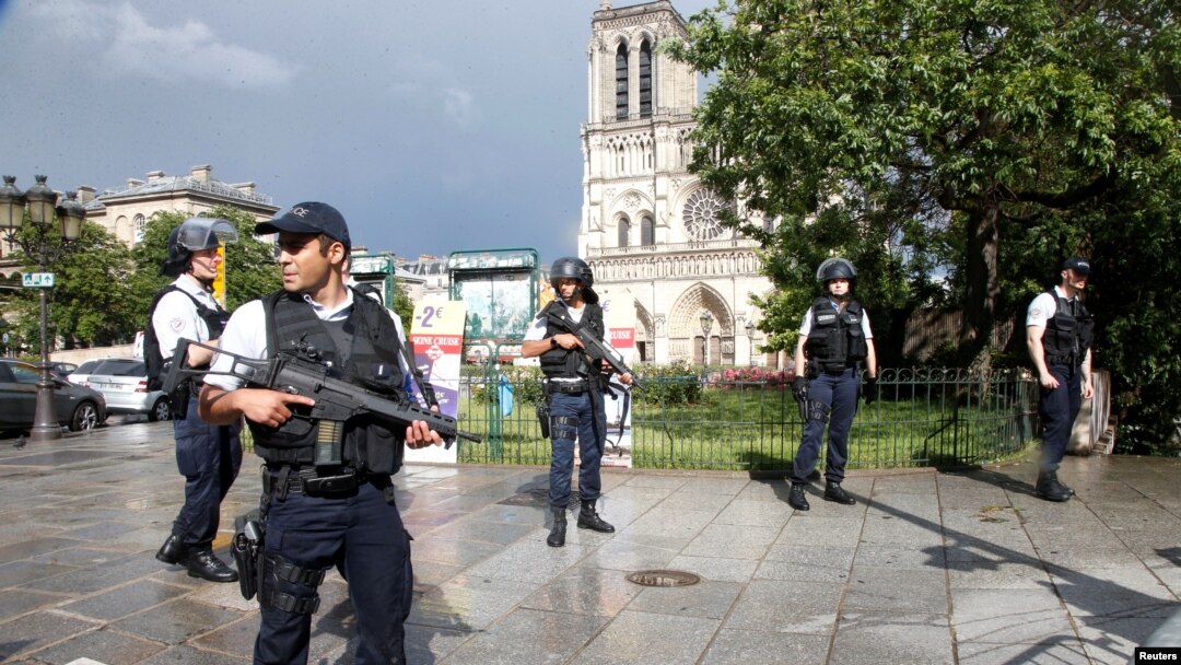 Polisi Perancis mengamankan lokasi serangan di dekat Katedral Notre Dame di Paris, Selasa (6/6).