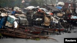 Nhà cửa thị trấn ven biển Bacoor, Cavite, Philippines bị bão Rammasun tàn phá, ngày 16/7/2014. 