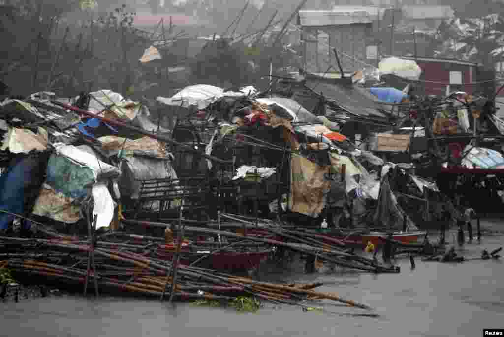 Rumah-rumah kumuh yang rusak akibat Topan Rammasun di kota pesisir Bacoor, Cavite, di barat daya Manila (16/7). (Reuters/Erik De Castro)