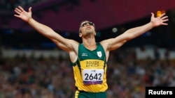 Oscar Pistorius celebra su tirunfo en los 400 metros de las Olimpiadas Especiales. Nike le ha retirado el patrocinio.