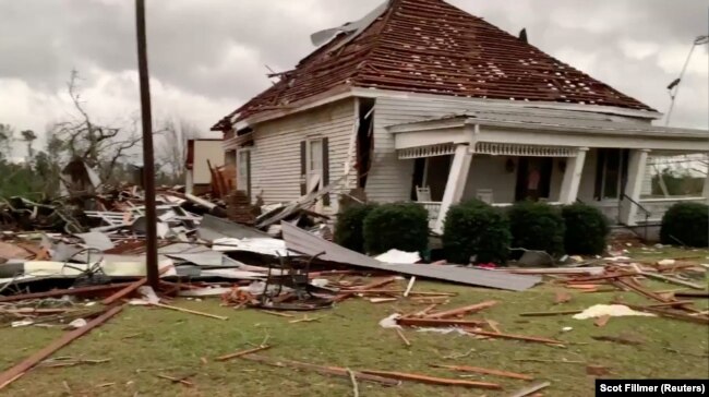 Escombros y una casa dañada tras el paso de un tornado en Beauregard, Alabama, EE.UU., el domingo, 3 de marzo de 2019.