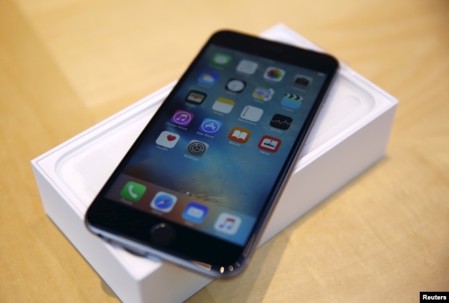 An iPhone 6S Plus is seen at the Apple retail store in Palo Alto, California September 25, 2015. (REUTERS/Robert Galbraith)