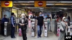 ورود مسافران به یکی از ایستگاه‌های مترو تهران