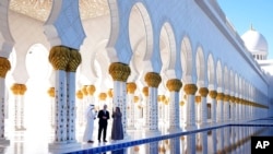 Britain&#39;s Prime Minister Keir Starmer is lead by Director General Yousif Alobaidli and tour guide Mahra, right, as he visits the Sheikh Zayed Grand Mosque in Abu Dhabi, United Arab Emirates. (AP Photo/Kirsty Wigglesworth, Pool)