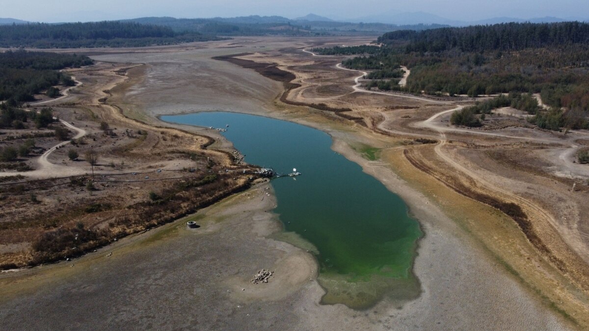 Un lago se está secando mientras continúa la severa sequía en Chile