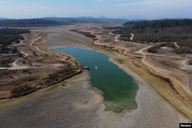 A general view of the almost-dry Penuelas lake in Valparaiso, Chile April 19, 2022. (REUTERS/Ivan Alvarado)