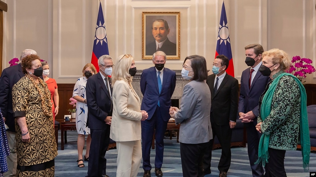 台湾总统蔡英文8月15日在总统府会晤美国参议员马基率领的国会参众议员代表团.(photo:VOA)