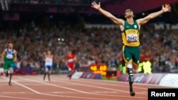 Oscar Pistorius saat menjuarai final 400 meter dalam Paralimpiade London (8 September 2012). 