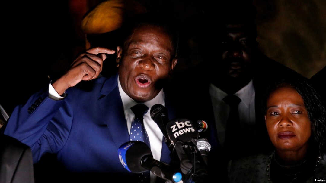 Mantan Wakil Presiden Zimbabwe, Emmerson Mnangagwa, yang akan dilantik menjadi presiden menggantikan Robert Mugabe, berbicara dihadapan pendukungnya di Harare, Zimbabwe, 22 November 2017. 