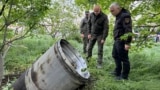 Fotografija regionalne uprave u Odesi na kojoj zvaničnici ispituju dio rakete poslije ruskog vazdušnog napada 29. aprila 2024. (Foto: AP/Odesa Regional Administration)