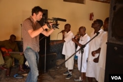 Many foreign journalists visited the band after it received its nomination. Here, French journalist Thierry Pasquet of the Capa Press Agency in Paris films the band in early February in its makeshift studio. (L. Masina/VOA)