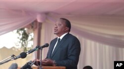 Umongameli Uhuru Kenyatta wele Kenya esikhumbuzweni sikaMnu. Robert Mugabe in Harare