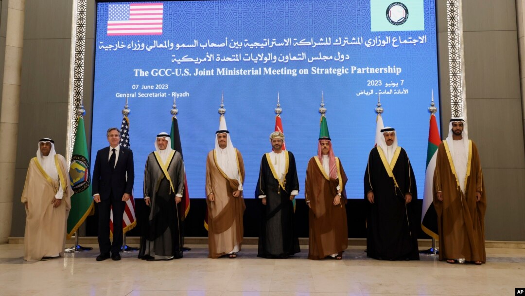 Menteri Luar Negeri AS Antony Blinken berpose bersama para Menteri negara GCC di Sekretariat GCC di Riyadh, Arab Saudi, Rabu, 7 Juni 2023. 
