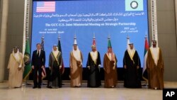 Menteri Luar Negeri AS Antony Blinken berpose bersama para Menteri negara GCC di Sekretariat GCC di Riyadh, Arab Saudi, Rabu, 7 Juni 2023. 