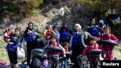 Suriya qaçqınları xilasetmə gödəkçələri geyib Egey dənizi vasitəsilə Yunanıstanın Lesbos adasına keçməyə hazırlaşır