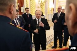 Presiden Vladimir Putin terlihat setelah upacara penyerahan medali Bintang Emas kepada Pahlawan Rusia pada malam Hari Pahlawan Tanah Air. (Foto: AFP)