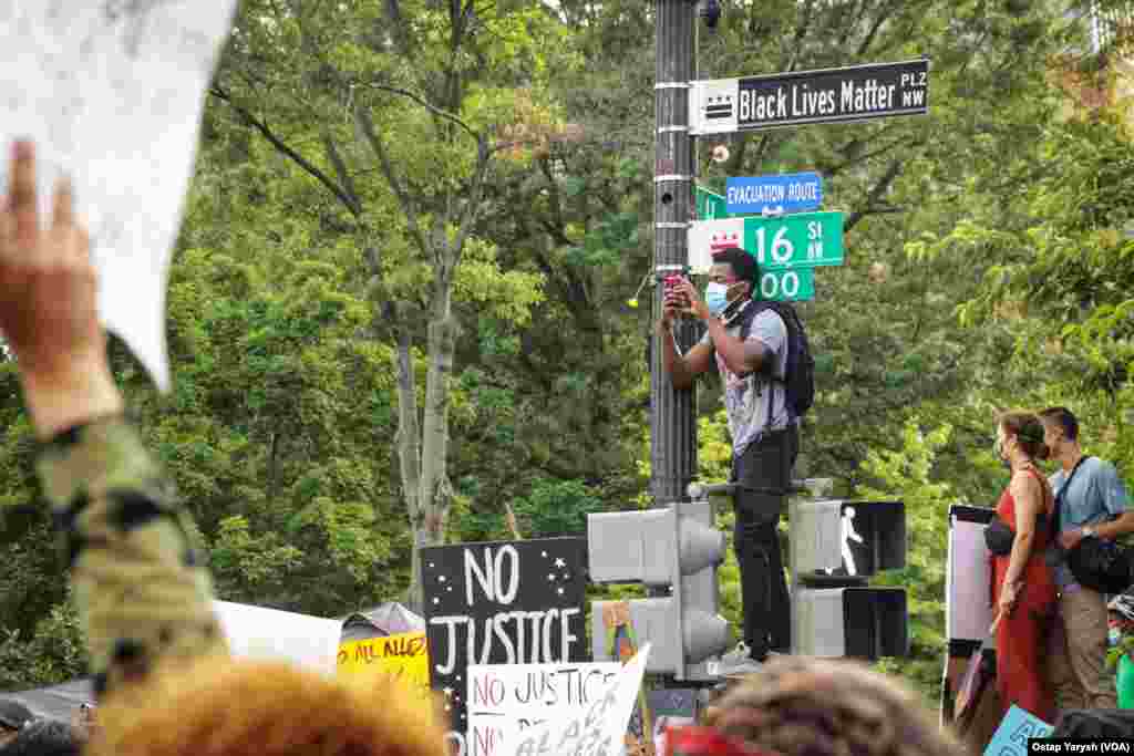 Міська голова Вашингтона перейменувала ділянку вулиці перед Білим домом на Black Lives Matter Plaza. Гасло &quot;Black Lives Matter&quot; означає &quot;Життя темношкірих важливі&quot;.