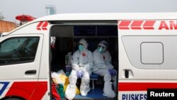 ဗိုင်းရပ်စ်ကာကွယ်နိုင်ရေး ဝတ်စုံပြည့် ဝတ်ဆင်ထားတဲ့ အင်ဒိုနီးရှား ကျန်းမာရေးဝန်ထမ်းအချို့။ (ဇူလိုင် ၂၊ ၂၀၂၀)