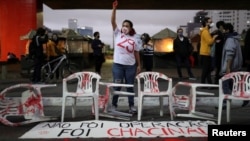 Una mujer levanta el puño mientras activistas protestan en Sao Paulo contra la violencia policial después de una operación policial mortal en la barriada de Jacarezinho, en Río de Janeiro, Brasil, el 8 de mayo de 2021.