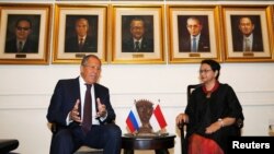 Menlu Retno Marsudi (kanan) menerima kunjungan Menlu Rusia Sergey Lavrov di kantor Kementerian Luar Negeri di Jakarta hari Rabu (9/8).
