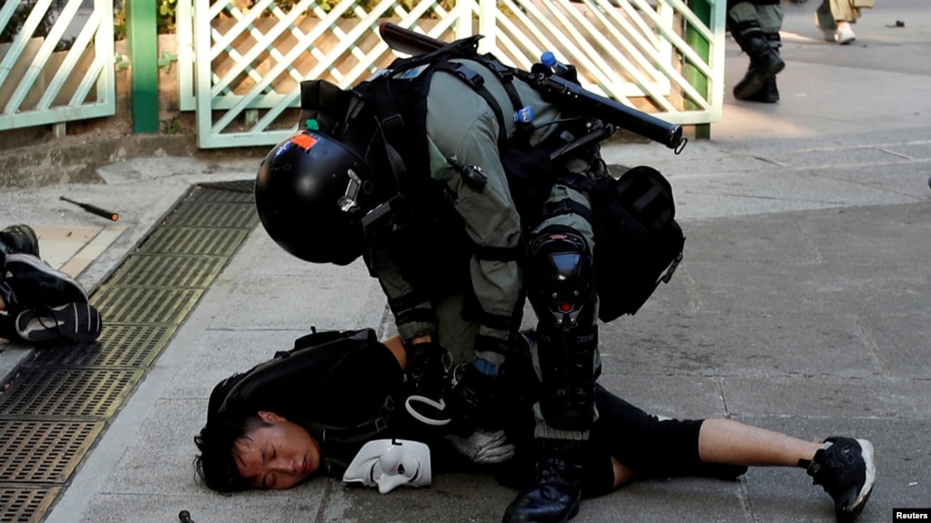 El gobierno de Hong Kong dijo en un comunicado que la policía había respondido a actos vandálicos y cortes de tráfico, lo que había incluido manifestantes que lanzaban objetos pesados a la calle.