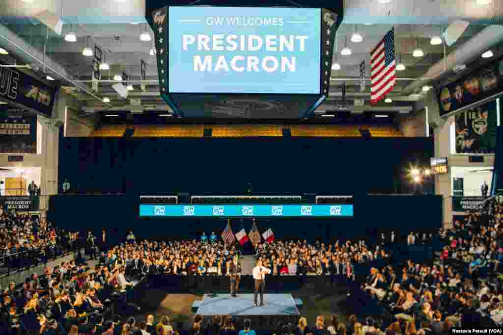 Le président français Emmanuel Macron devant les étudiants de George Washington Université, à Washington DC, le 25 avril 2018. (VOA/Nastasia Peteuil)