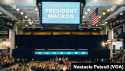 Le président français Emmanuel Macron devant les étudiants de George Washington Université, à Washington DC, le 25 avril 2018. (VOA/Nastasia Peteuil)