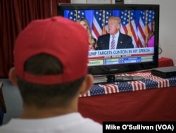 选民在观看共和党推定总统候选人川普讲话的新闻