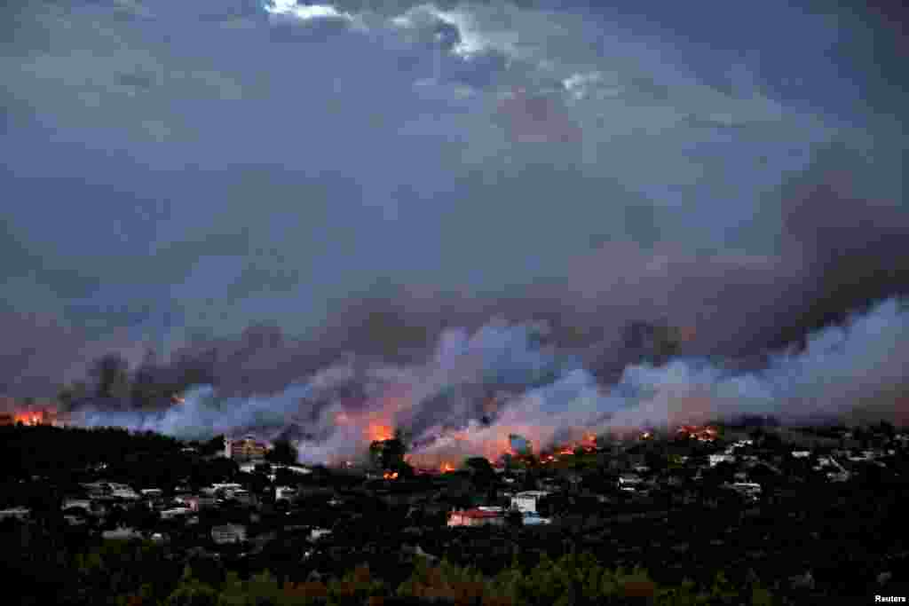 گسترش آتش&zwnj;سوزی در منطقه جنگلی رافینا واقع در شمال شرق آتن