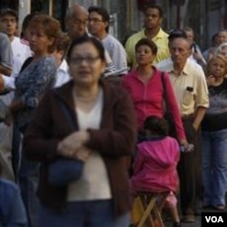 Warga mengantri di depan sebuah TPS di Caracas untuk menyalurkan suara dalam pemilihan anggota parlemen kemarin.