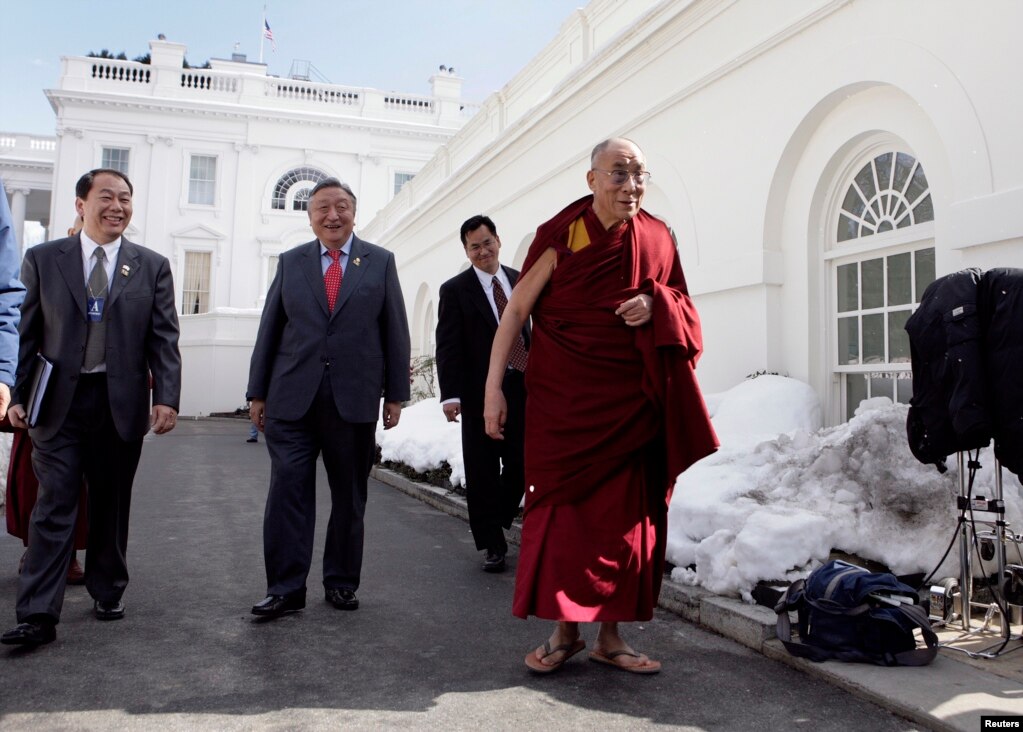 西藏精神领袖达赖喇嘛（Dalai Lama）2010 年2月18日访问白宫并会见时任美国总统奥巴马（路透社）(photo:VOA)