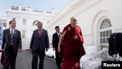 2010年2月达赖喇嘛会见奥巴马后离开白宫（路透社）