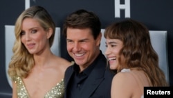 3 นักแสดงนำของเรื่อง นำโดย Tom Cruise (กลาง) Annabelle Wallis (ซ้าย) และ Sofia Boutella (ขวา)