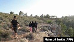 Une famille visite le parc Ashaafean, le premier site libyen à être classé comme réserve de biosphère de l'UNESCO, dans la chaîne de montagnes de Nafusa le 25 octobre 2021.
