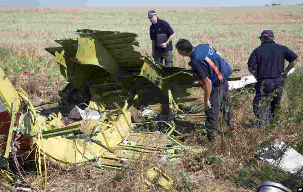 Australian and Dutch experts examine pieces of the Malaysia Airlines plane, in the village of Hrabove, Donetsk region, eastern Ukraine, Aug. 1, 2014.&nbsp;