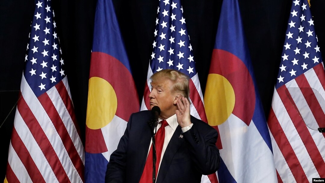 Ứng viên tổng thống Hoa Kỳ, ông Donald Trump, đưa tay lên tai trong khi phát biểu tại một cuộc mít tinh tại Pueblo, Colorado, ngày 03 tháng 10 năm 2016. 