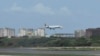 Un avión de la aerolínea Satena desde Bogotá, Colombia, se prepara para aterrizar en el Aeropuerto Internacional Simón Bolívar en La Guaira, Venezuela, el miércoles 9 de noviembre de 2022. 