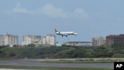 Un avión de la aerolínea Satena desde Bogotá, Colombia, se prepara para aterrizar en el Aeropuerto Internacional Simón Bolívar en La Guaira, Venezuela, el miércoles 9 de noviembre de 2022. 