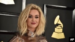 Katy Perry arrive au 59e Grammy Awards annuel au Staples Center le 12 février 2017 à Los Angeles.