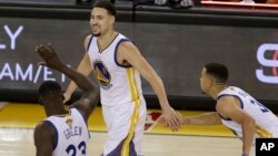 Les Golden State Warriors Klay Thompson, au centre, Draymond Green, à gauche, et Stephen Curry, Oakland, Californie, le 2 juin 2016. 