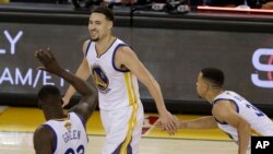  Klay Thompson (au centre) avec ses co-équipiers de Golden State, Draymond Green (23) et Stephen Curry, Oakland, Californie, le 2 juin 2016.