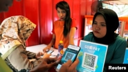 ILUSTRASI - Seorang pengguna menggunakan dompet digital Go Pay di sebuah kedai makanan di Jakarta, 27 Oktober 2018. (Foto: Reuters)