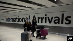 18일 영국 런던 히스로 공항에 도착한 여행객들.
