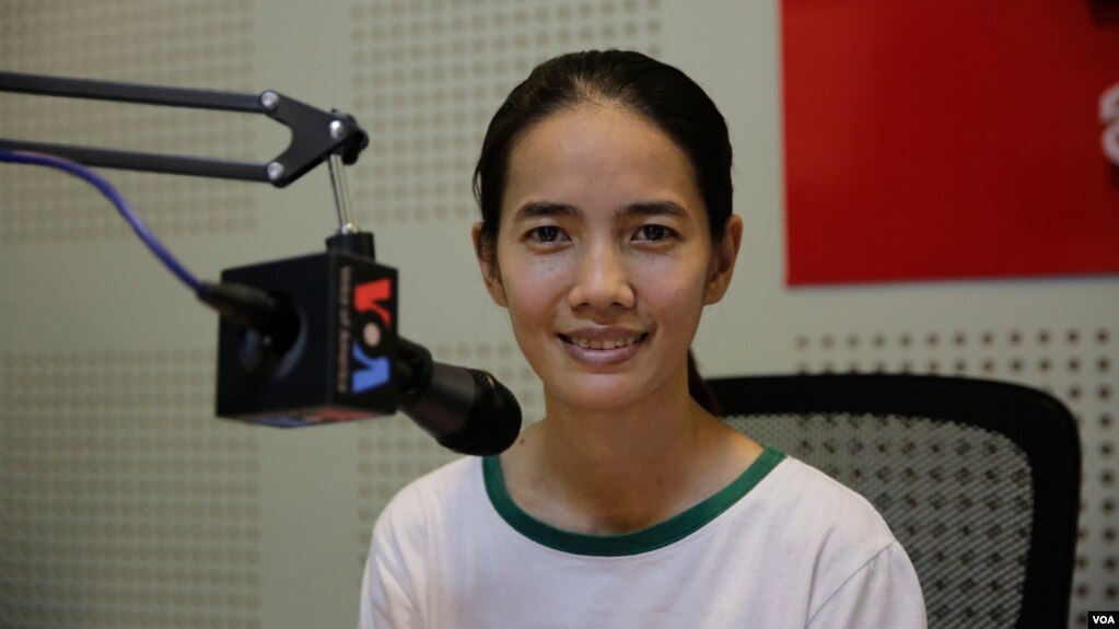 កញ្ញា សេង រាសី មន្ត្រីអង្គការសីលការ មានវត្តមានផ្ដល់កិច្ចសម្ភាស នៅការិយាល័យ VOA ក្នុងរាជធានីភ្នំពេញ កាលពីថ្ងៃទី៤ ខែមីនា ឆ្នាំ២០១៨។ (ទែន សុខស្រីនិត/VOA)